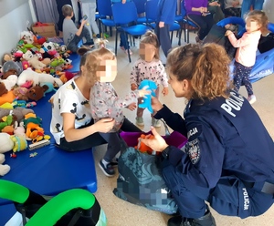 obraz przedstawia policjantkę na spotkaniu z dziećmi