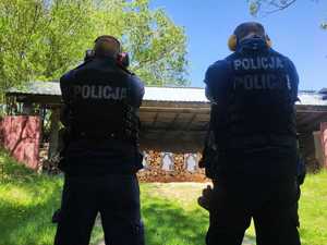 obraz przedstawia policjantów przygotowujących się do strzelania