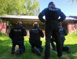 obraz przedstawia policjantów przygotowujących się do strzelania