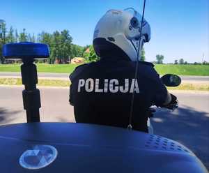 obraz przedstawia policjanta na motocyklu