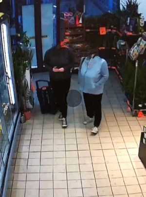 obraz przedstawia kobiety wchodzące do sklepu