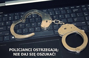 obraz przedstawia kajdanki ułożone na klawiaturze laptopa z napisem policjanci ostrzegają nie daj się oszukać