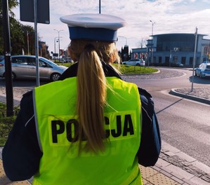 obraz przedstawia policjantkę patrzącą na drogę
