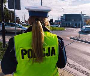 obraz przedstawia policjantkę patrzącą na drogę