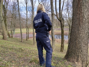 obraz przedstawia policjantkę w parku