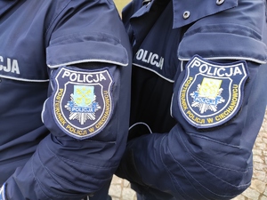 obraz przedstawia ramiona policjantów z naszywką i napisem Posterunek Policji w Ciechanowcu