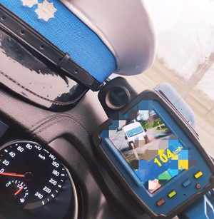 obraz przedstawia czapkę policjanta oraz urządzenie do pomiaru prędkości