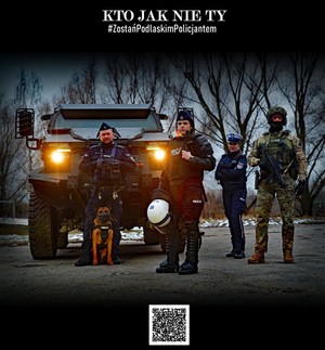 obraz przedstawia policjantów na tle radiowozu
