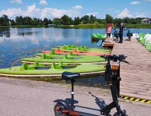 obraz przedstawia policjantkę rozmawiającą przy mężczyźnie tle zbiornika wodnego