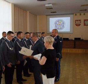 obraz przedstawia policjantów odbierających nominację