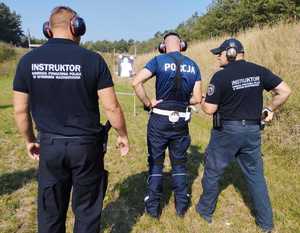 obraz przedstawia policjantów na strzelnicy