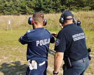 obraz przedstawia policjantów na strzelnicy