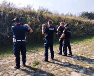obraz przedstawia policjantów na strzelnicy
