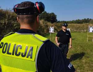 obraz przedstawia policjantów na strzelnicy