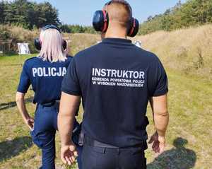 obraz przedstawia policjantów na strzelnicy