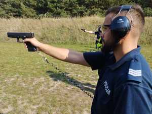 obraz przedstawia policjantów na strzelnicy