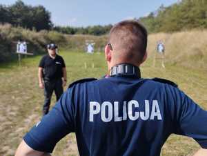 obraz przedstawia policjantów na strzelnicy