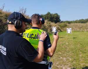 obraz przedstawia policjantów na strzelnicy