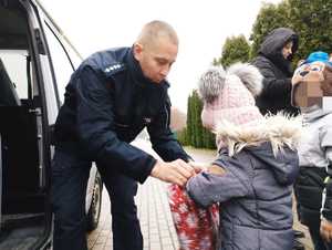 obraz przedstawia policjantów z dziećmi