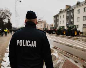 obraz przedstawia policjantów podczas 32. Finału Wielkiej Orkiestry Świątecznej Pomocy