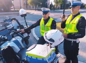 obraz przedstawia policjantów stojących  przy motocyklach