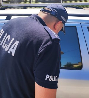 obraz przedstawia policjanta