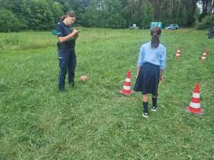 obraz przedstawia harcerkę i policjantkę