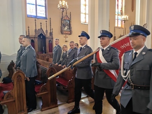 obraz przedstawia policjantów