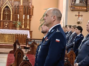 obraz przedstawia policjantów