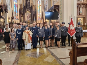 obraz przedstawia policjantów