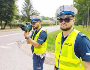 Obraz przedstawia policjantów mierzących prędkość