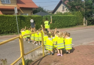 obraz przedstawia dzieci i policjantów