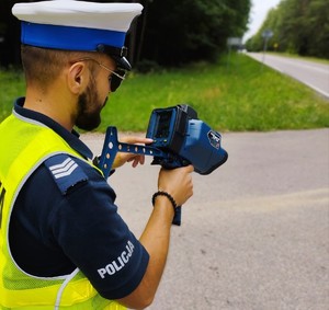 obraz przedstawia policjanta