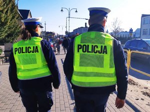 obraz przedstawia policjantów