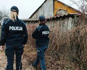 obraz przedstawia dwie policjantki