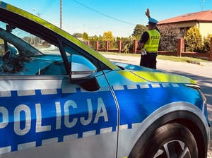 obraz przedstawia napis policja