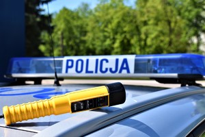 obraz przedstawia napis policja