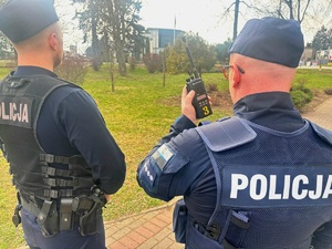 obraz przedstawia dwóch policjantów