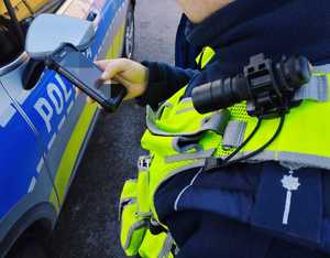 obraz przedstawia policjanta