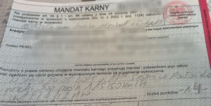obraz przedstawia mandat karny