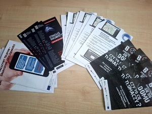 obraz przedstawia rozłożone ulotki