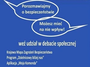 obraz przedstawia niebieskie tło i białe napisy