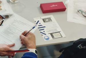 obraz przedstawia kartkę papieru ulotki i długopis