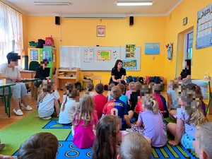obraz przedstawia dzieci