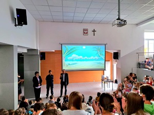 obraz przedstawia dzieci