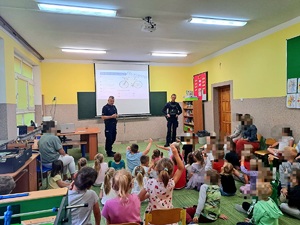 obraz przedstawia dzieci