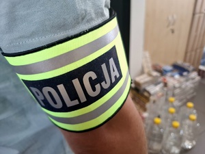 obraz przedstawia napis policja
