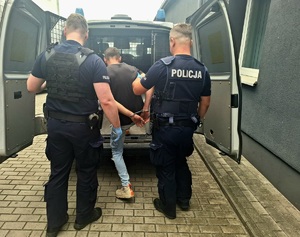 obraz przedstawia trzy osoby