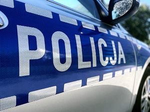obraz przedstawia napis policja.