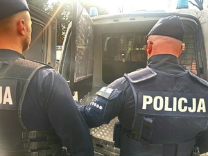 obraz przedstawia dwóch policjantów